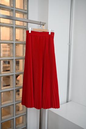 HYKE TAFFETA PLEATED SKIRT (RED)