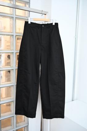 HYKE BARREL LEG CHINO PANTS (BLACK)