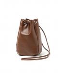 hobo (ホーボー) DRAWSTRING POUCH SHURINK LEATHER(チョコ)