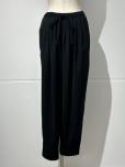 ENFOLD MANY-TUCK COCOON-PANTS (BLACK)
