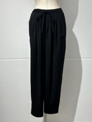 ENFOLD MANY-TUCK COCOON-PANTS (BLACK)