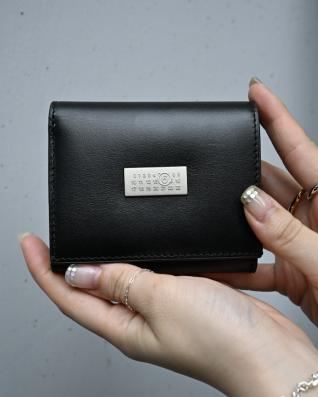 MM6 Maison Margiela レザー トライフォールド ウォレット(BLACK)